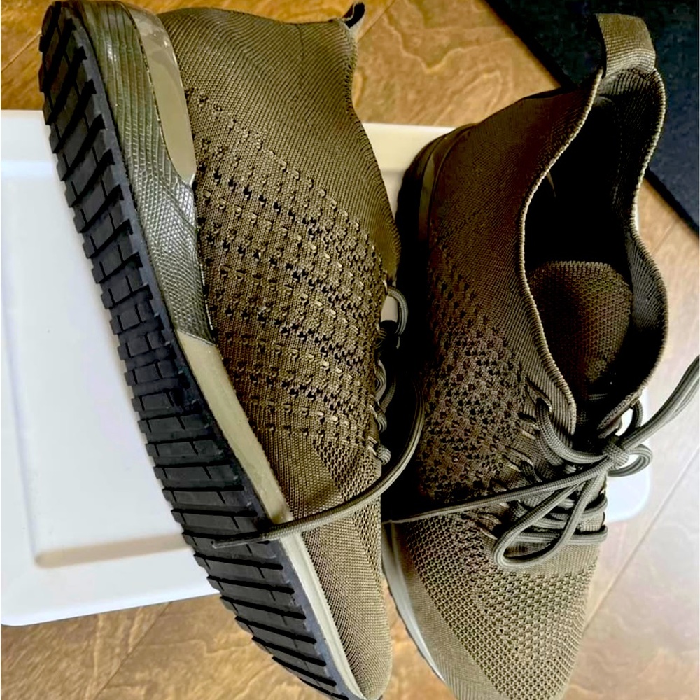 14th & union army green knit women’s sneakers size 8 1/2